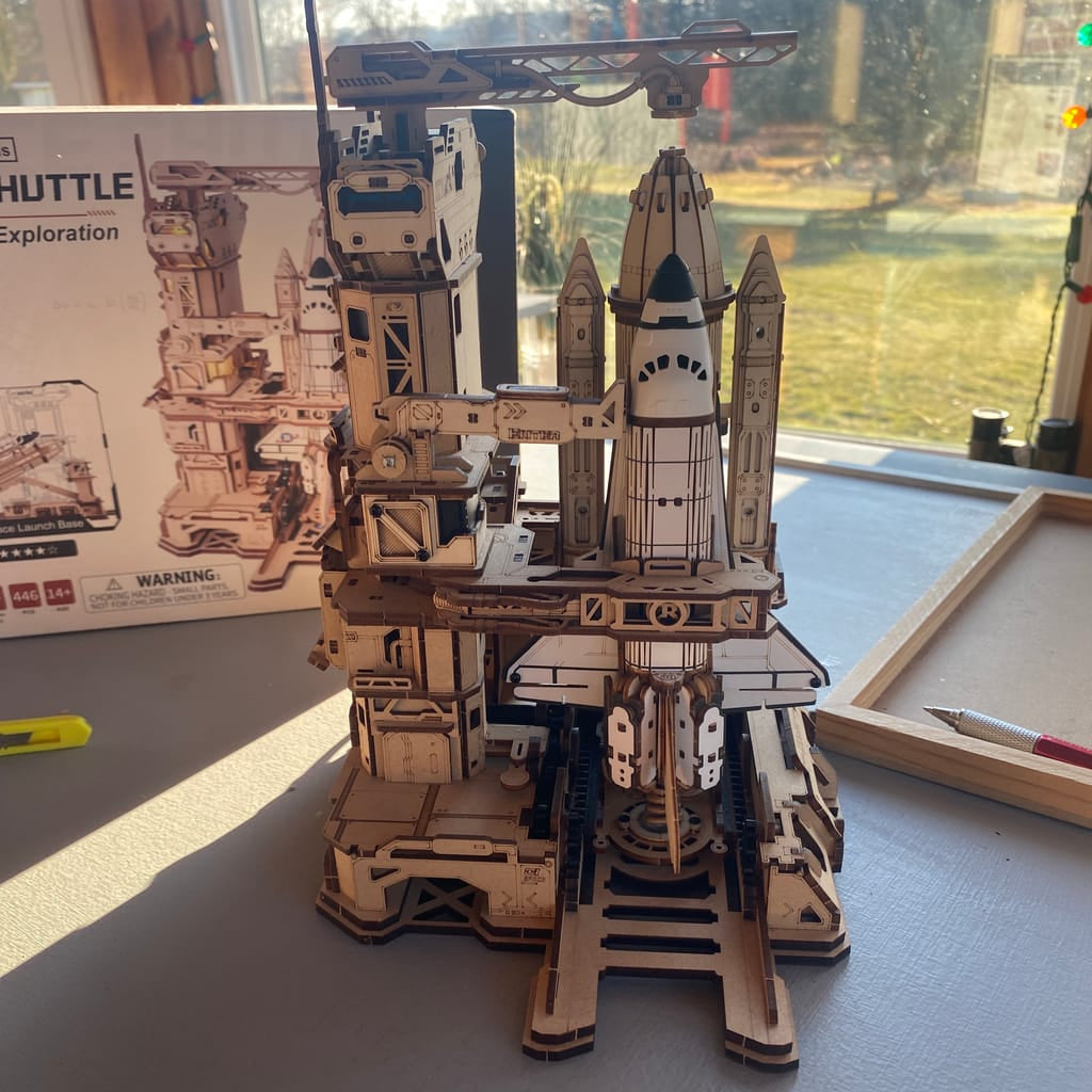 Space shuttle model kit details and assembled dimensions